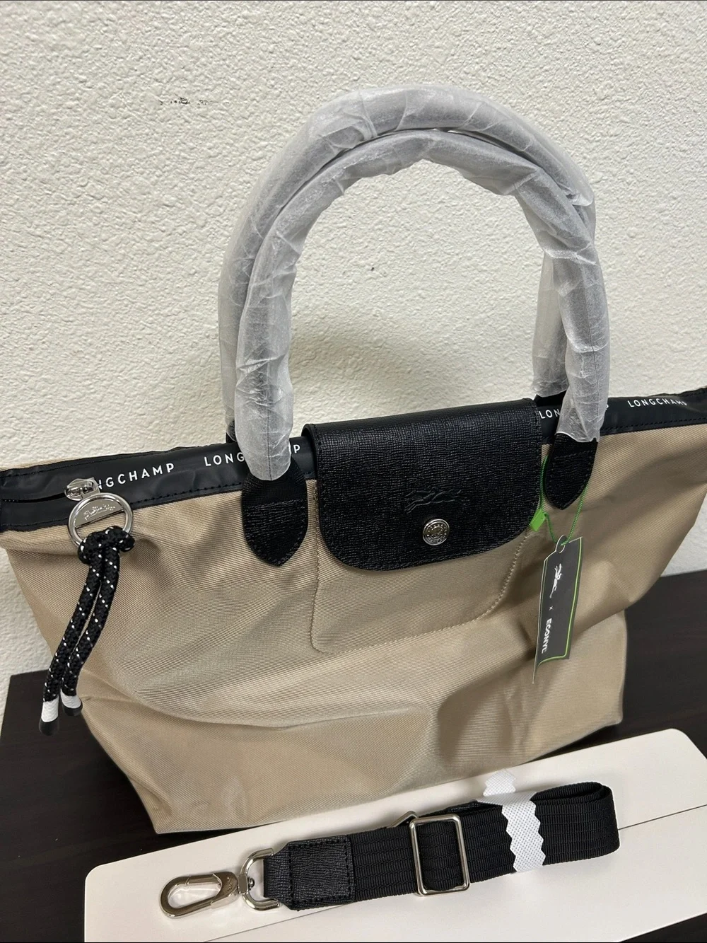 Longchamp Large tobacco nylon tote with black trim and strap - Picture 5 of 5